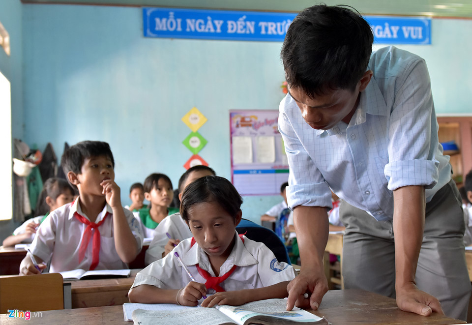 Nghị lực phi thường của cậu bé tý hon ở Quảng Ngãi